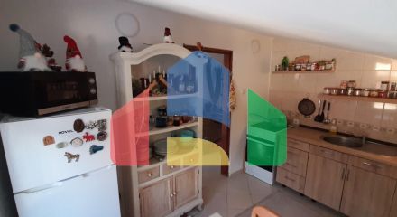 Квартира с двумя спальнями и тремя террасами ниже магистрали в Сутоморе