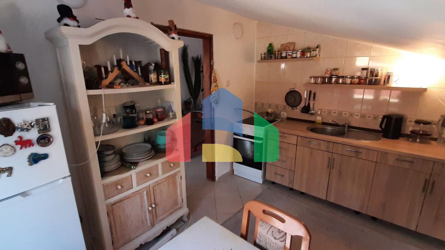 Квартира с двумя спальнями и тремя террасами ниже магистрали в Сутоморе