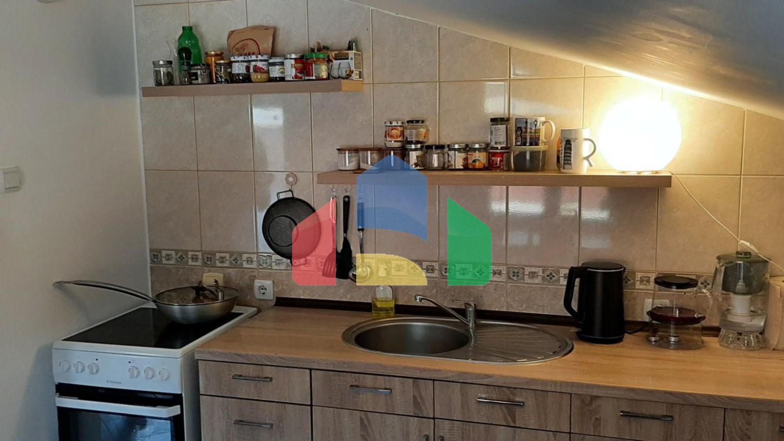 Квартира с двумя спальнями и тремя террасами ниже магистрали в Сутоморе