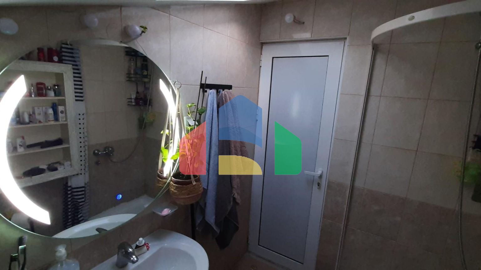 Квартира с двумя спальнями и тремя террасами ниже магистрали в Сутоморе