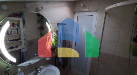 Квартира с двумя спальнями и тремя террасами ниже магистрали в Сутоморе