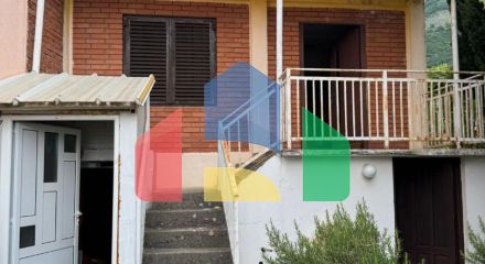 Small house with a plot in Sutomore