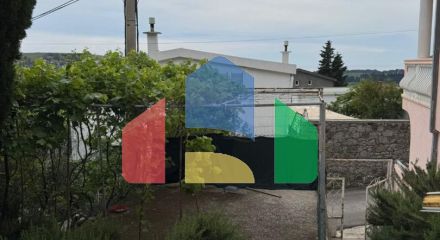 Small house with a plot in Sutomore