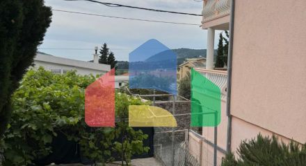 Small house with a plot in Sutomore
