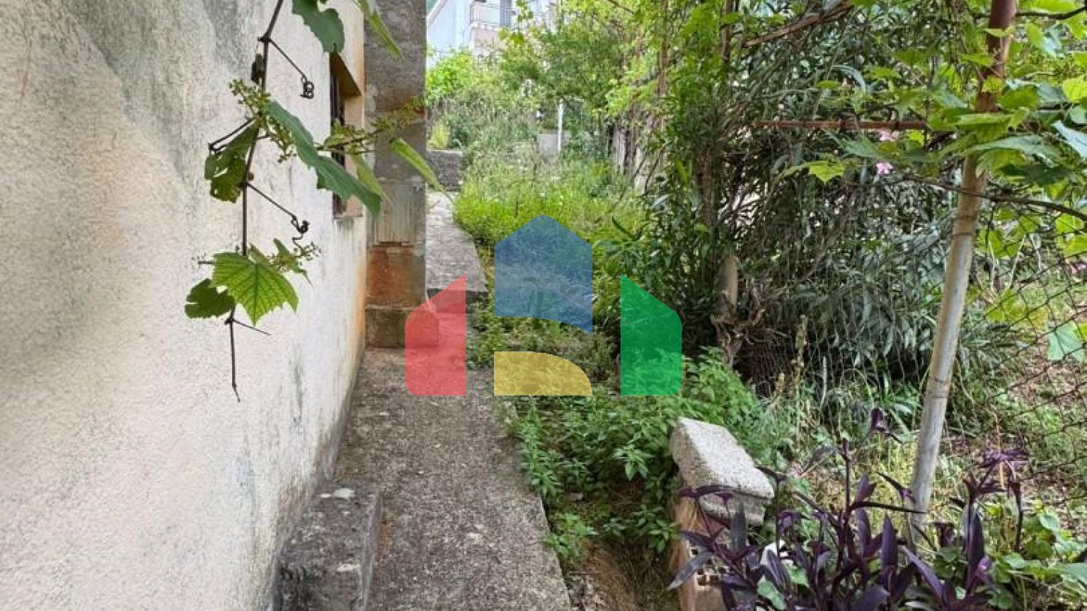 Небольшой дом с участком в Сутоморе