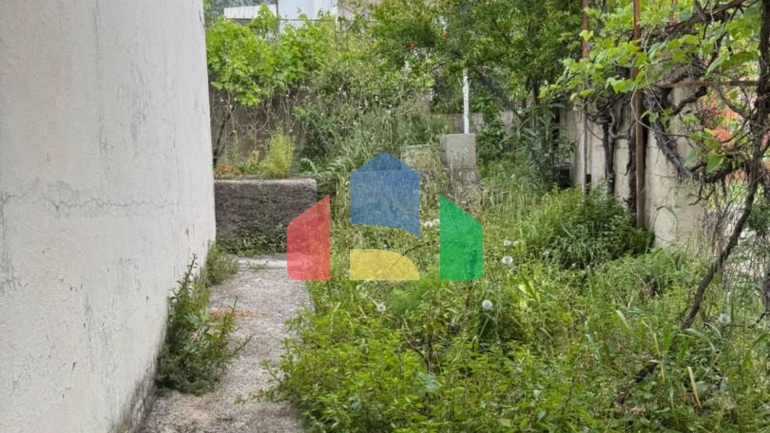 Небольшой дом с участком в Сутоморе