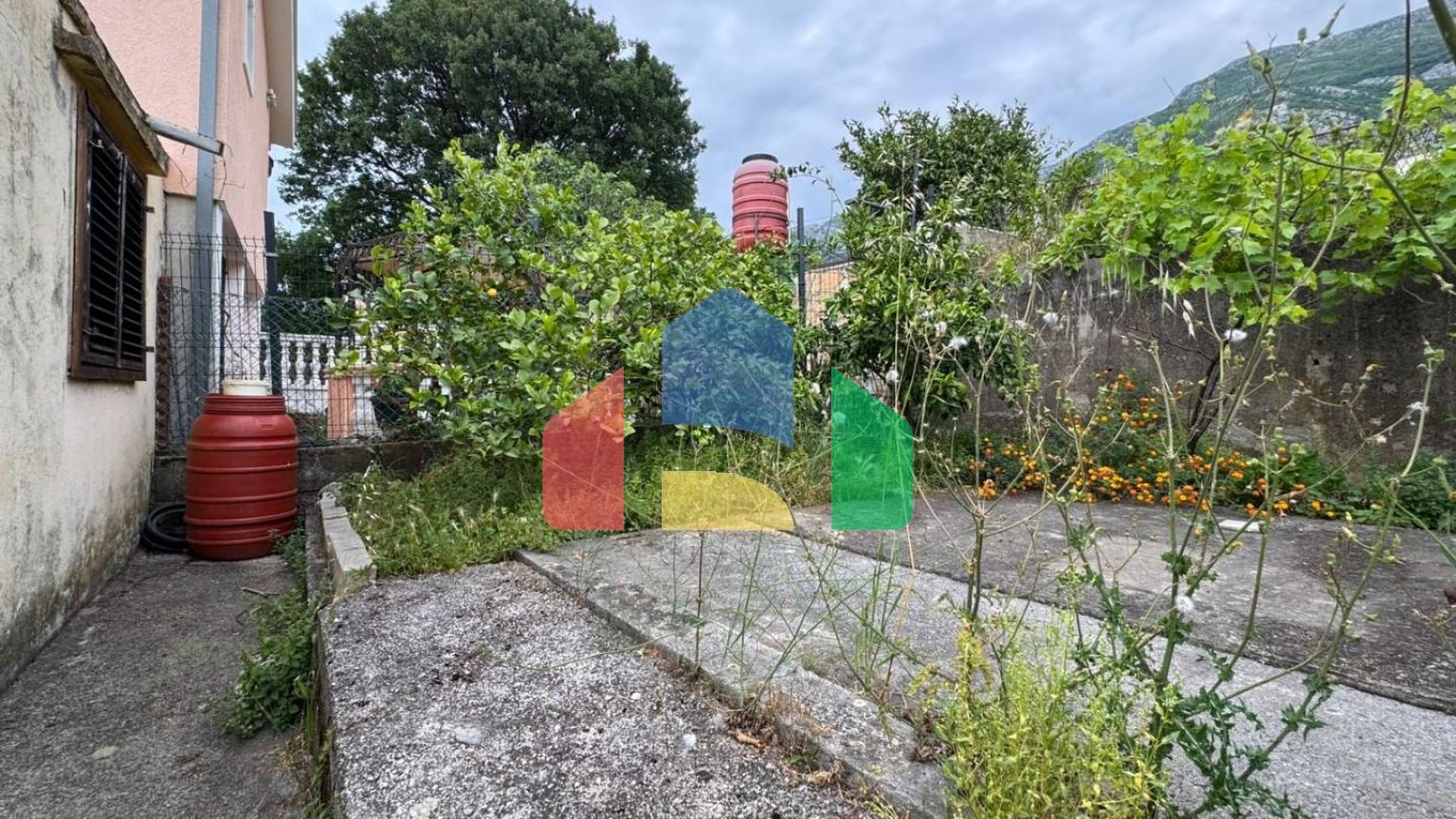 Небольшой дом с участком в Сутоморе