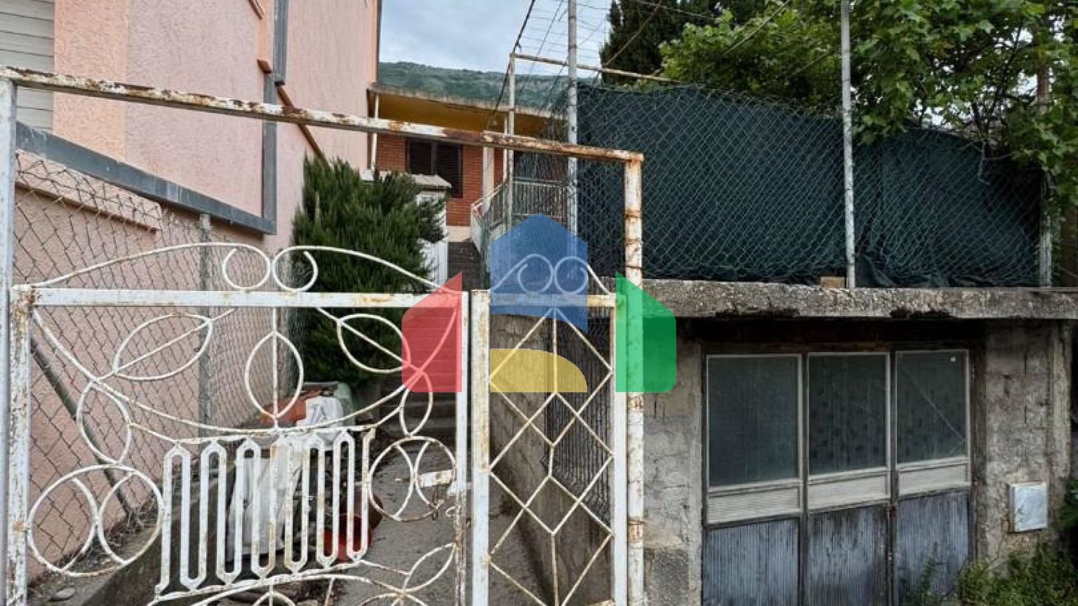 Небольшой дом с участком в Сутоморе