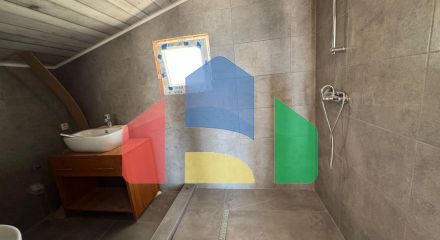 Дом в Сутоморе с прекрасным видом на море и 3 апартаментами