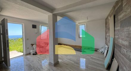 Дом в Сутоморе с прекрасным видом на море и 3 апартаментами