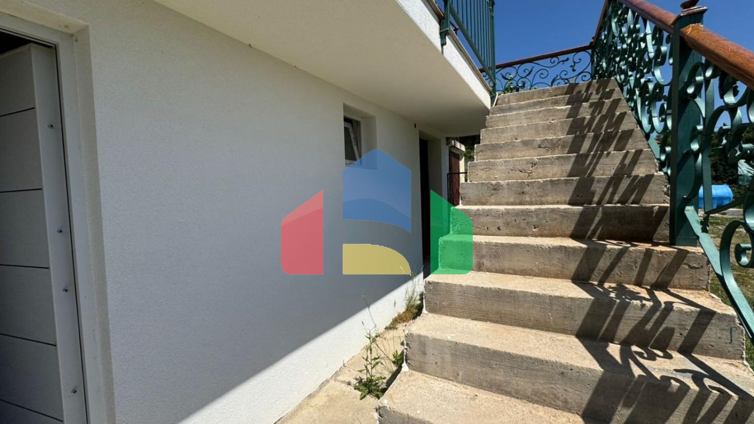 Дом в Сутоморе с прекрасным видом на море и 3 апартаментами