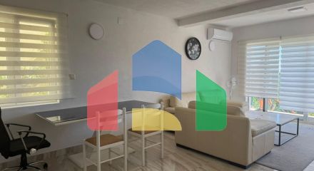 Дом в Сутоморе с прекрасным видом на море и 3 апартаментами