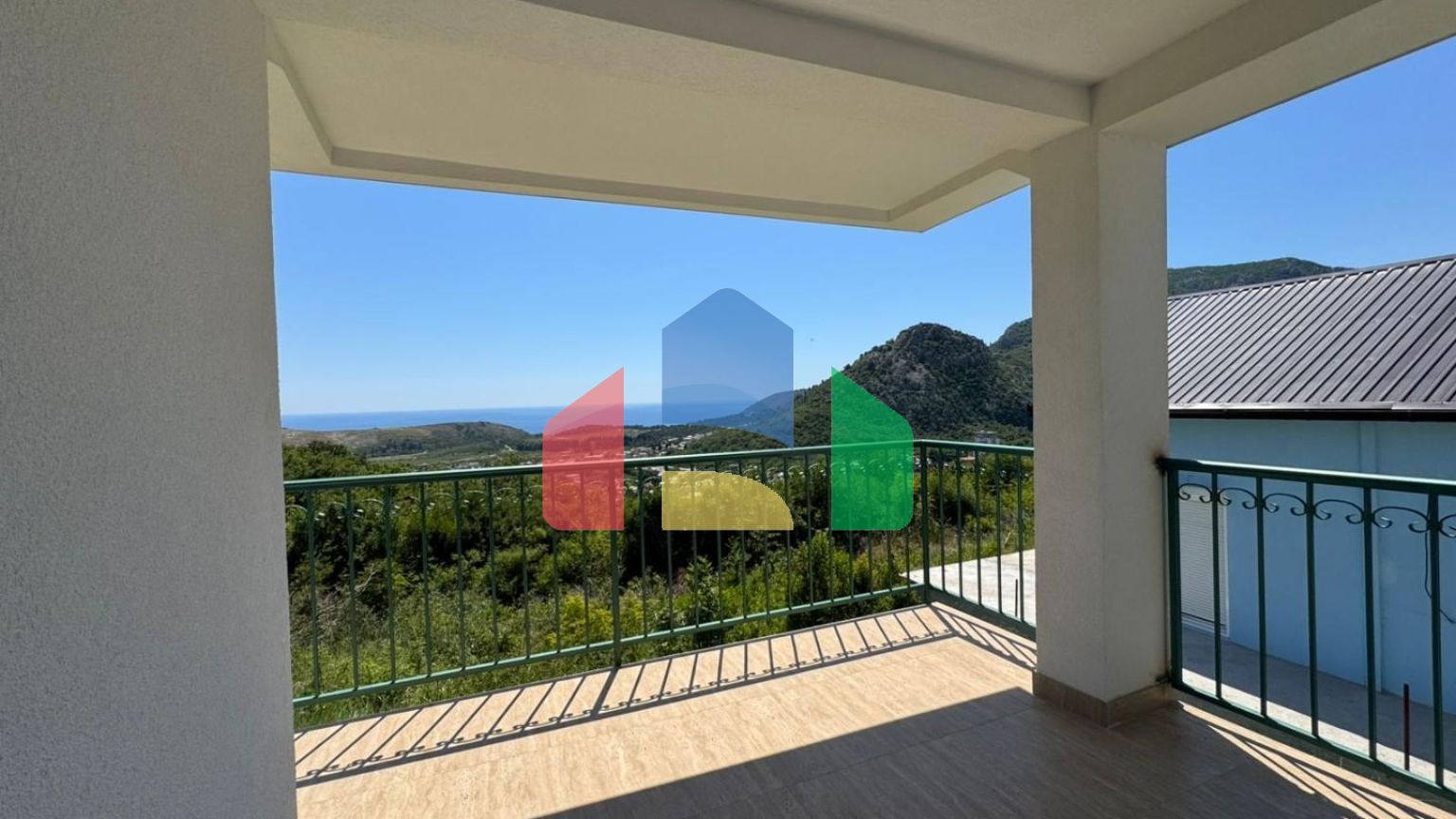 Дом в Сутоморе с прекрасным видом на море и 3 апартаментами