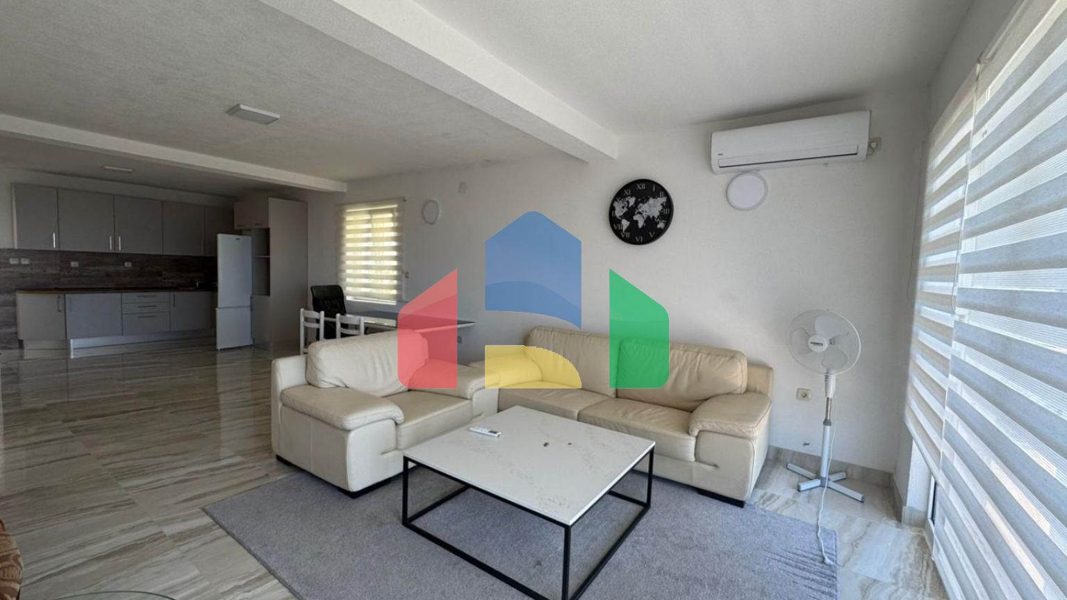 Дом в Сутоморе с прекрасным видом на море и 3 апартаментами