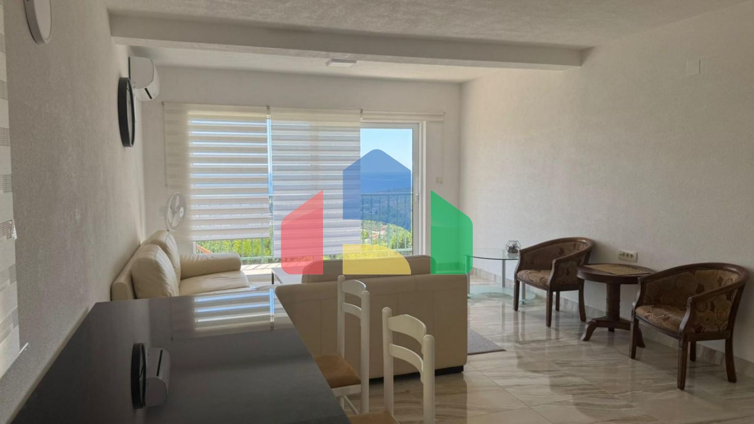 Дом в Сутоморе с прекрасным видом на море и 3 апартаментами