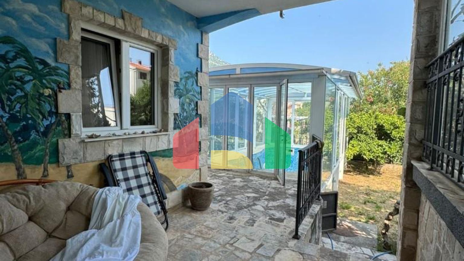 Продаётся дом с крытым бассейном в Сутоморе