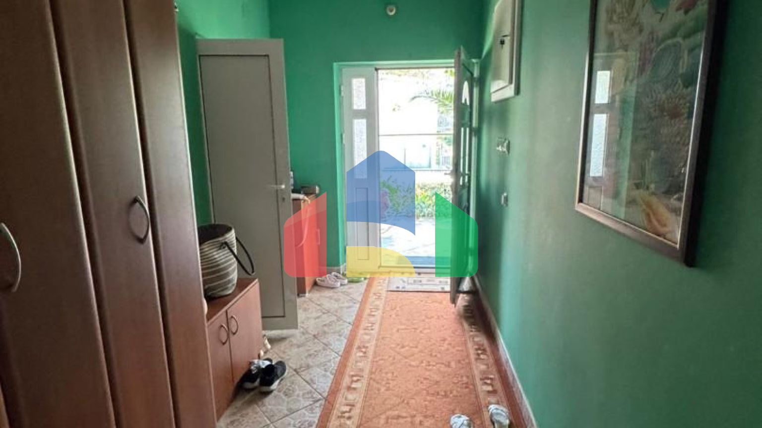 Продаётся дом с крытым бассейном в Сутоморе