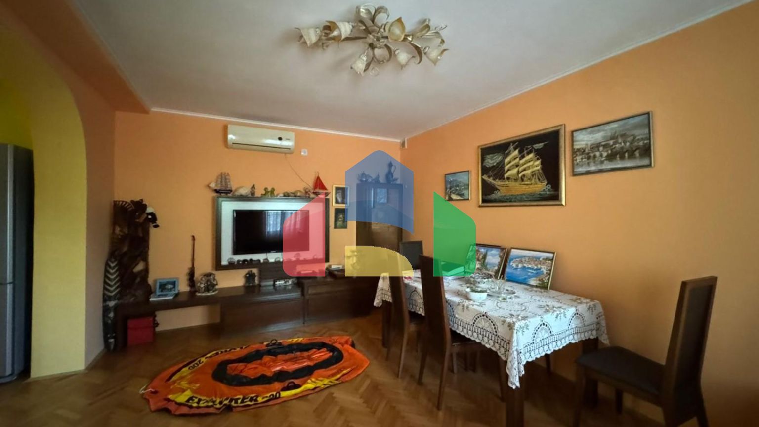 Продаётся дом с крытым бассейном в Сутоморе