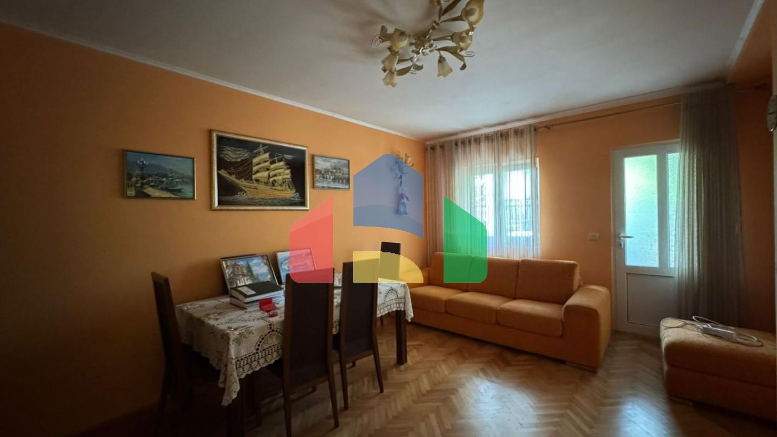 Продаётся дом с крытым бассейном в Сутоморе