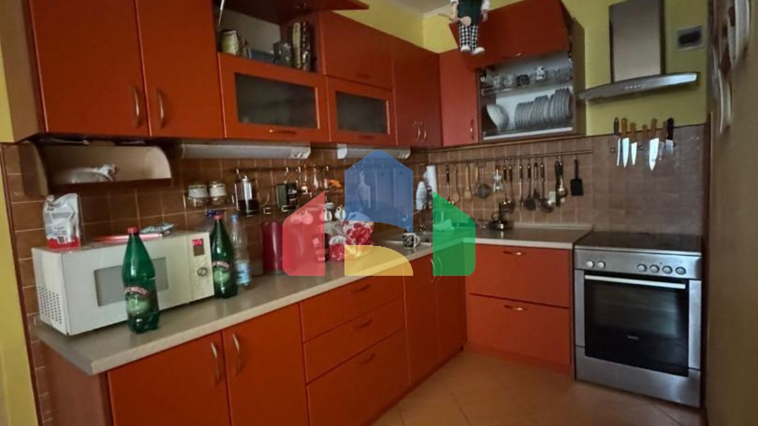 Продаётся дом с крытым бассейном в Сутоморе