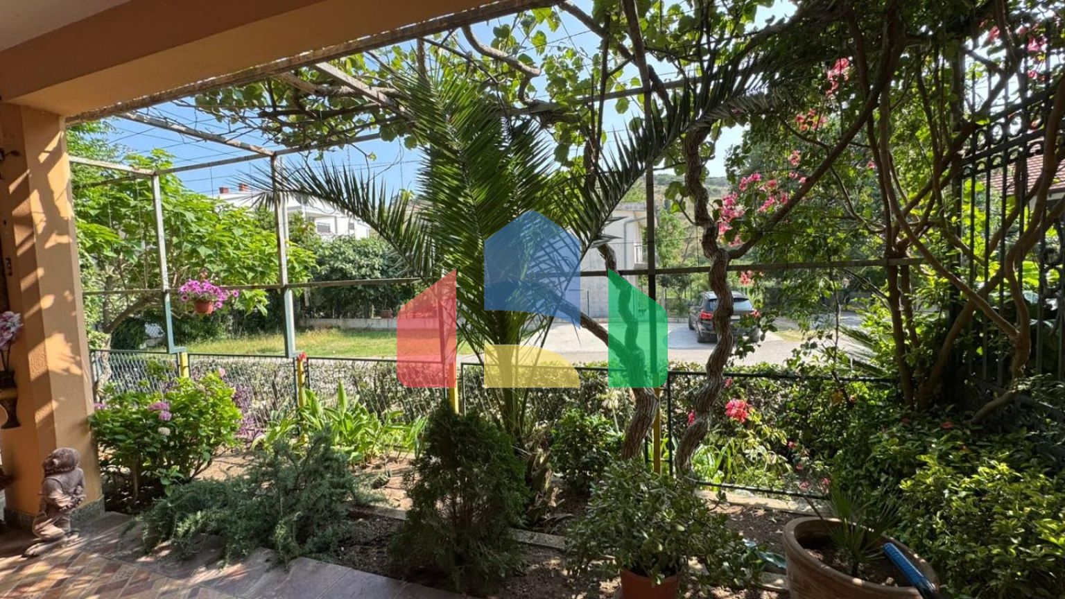 Продаётся дом с крытым бассейном в Сутоморе