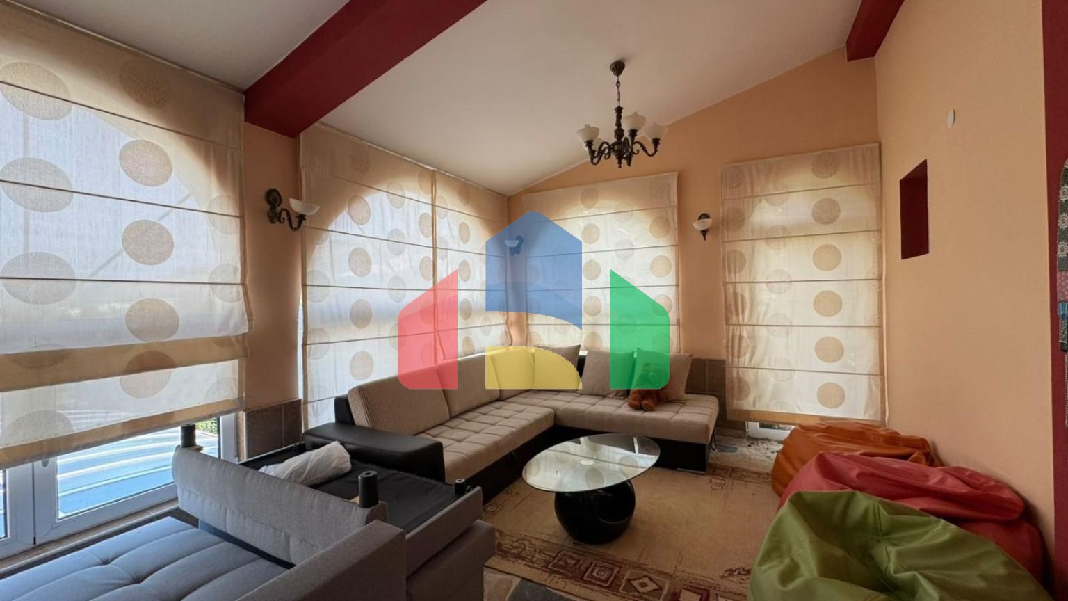 Продаётся дом с крытым бассейном в Сутоморе