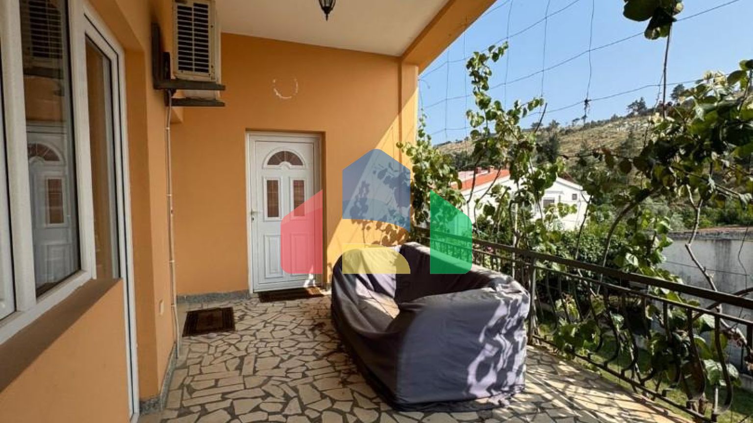 Продаётся дом с крытым бассейном в Сутоморе