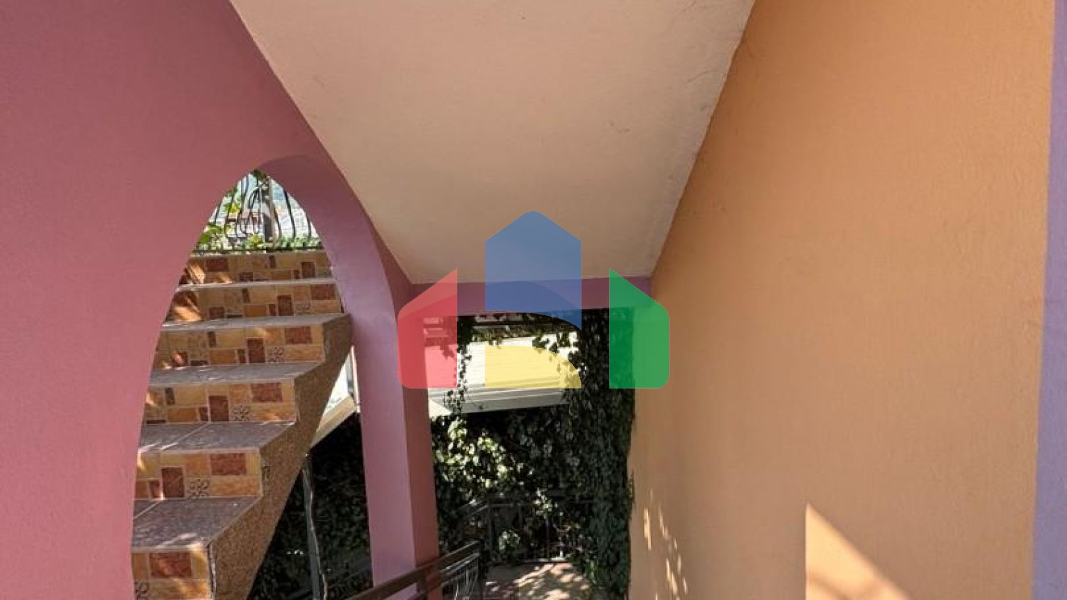 Продаётся дом с крытым бассейном в Сутоморе