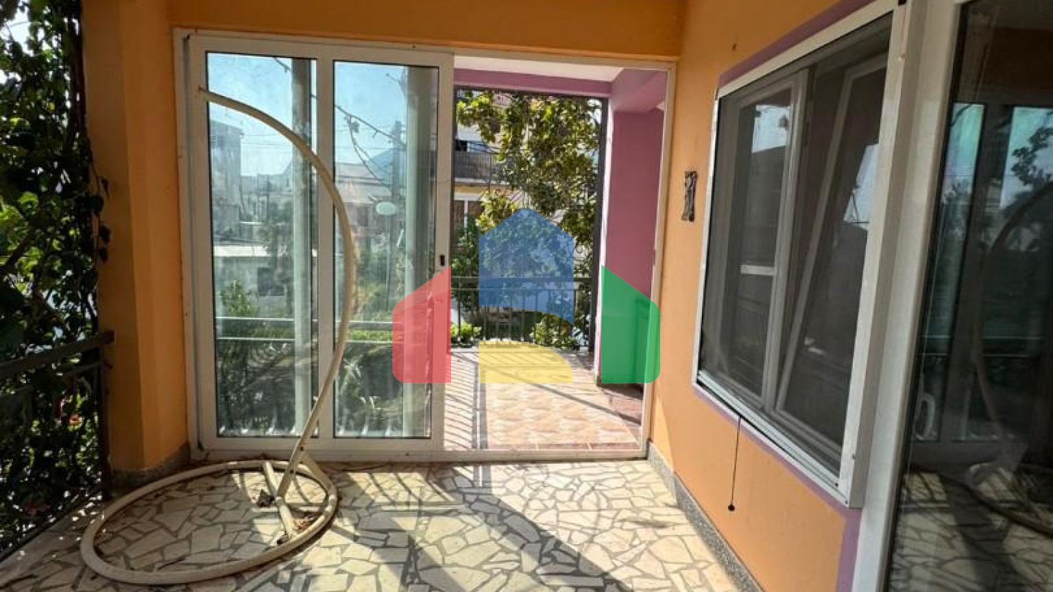 Продаётся дом с крытым бассейном в Сутоморе