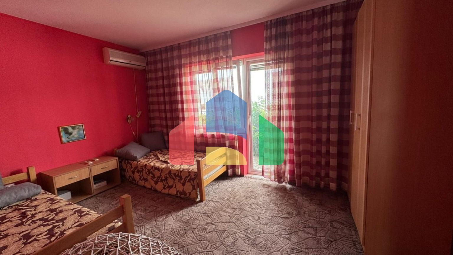 Продаётся дом с крытым бассейном в Сутоморе