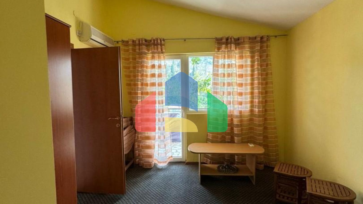 Продаётся дом с крытым бассейном в Сутоморе