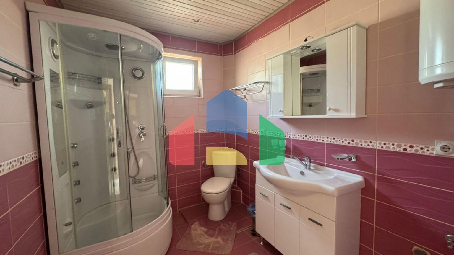 Продаётся дом с крытым бассейном в Сутоморе