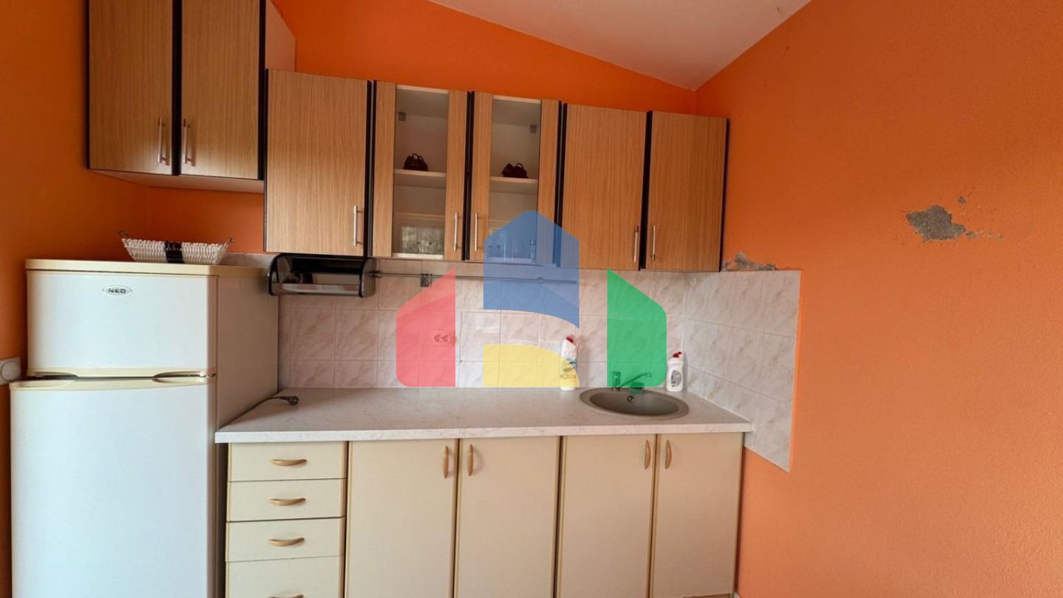 Продаётся дом с крытым бассейном в Сутоморе