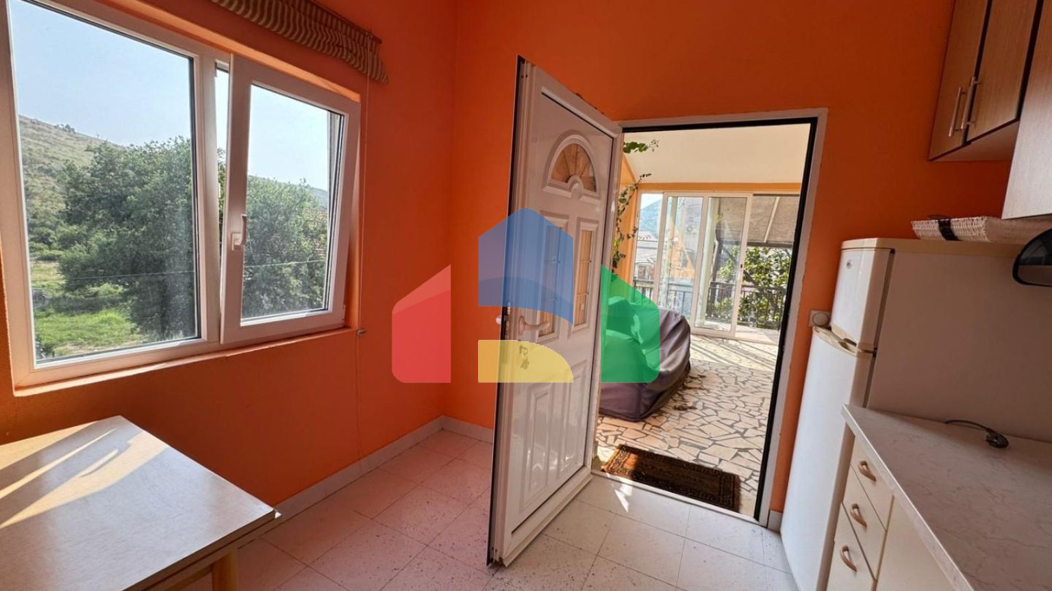 Продаётся дом с крытым бассейном в Сутоморе