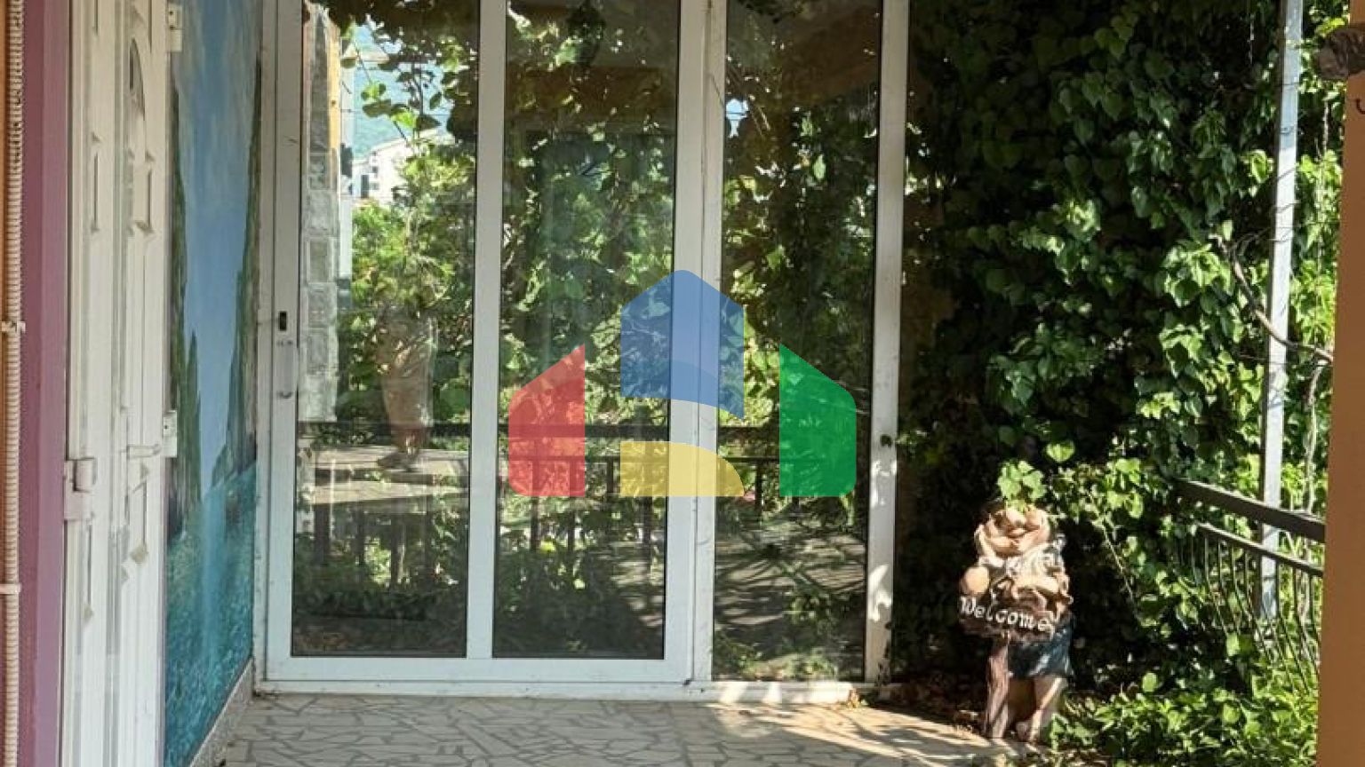 Продаётся дом с крытым бассейном в Сутоморе