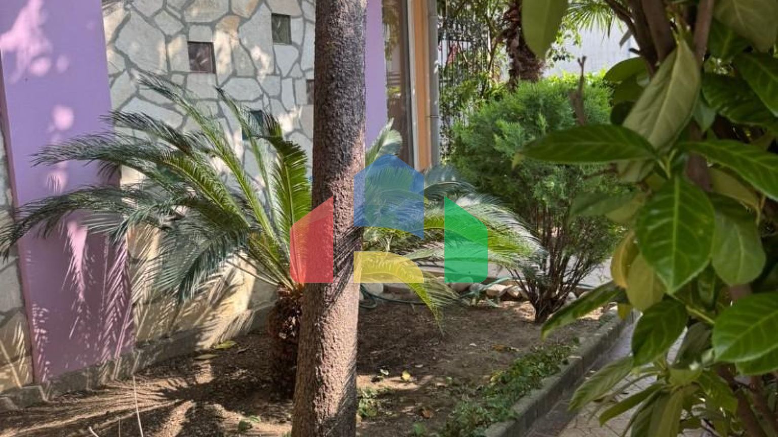 Продаётся дом с крытым бассейном в Сутоморе