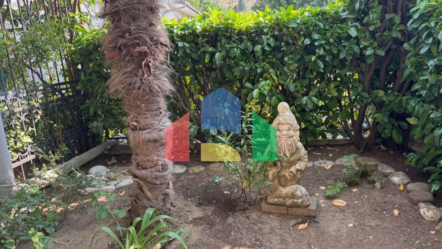 Продаётся дом с крытым бассейном в Сутоморе