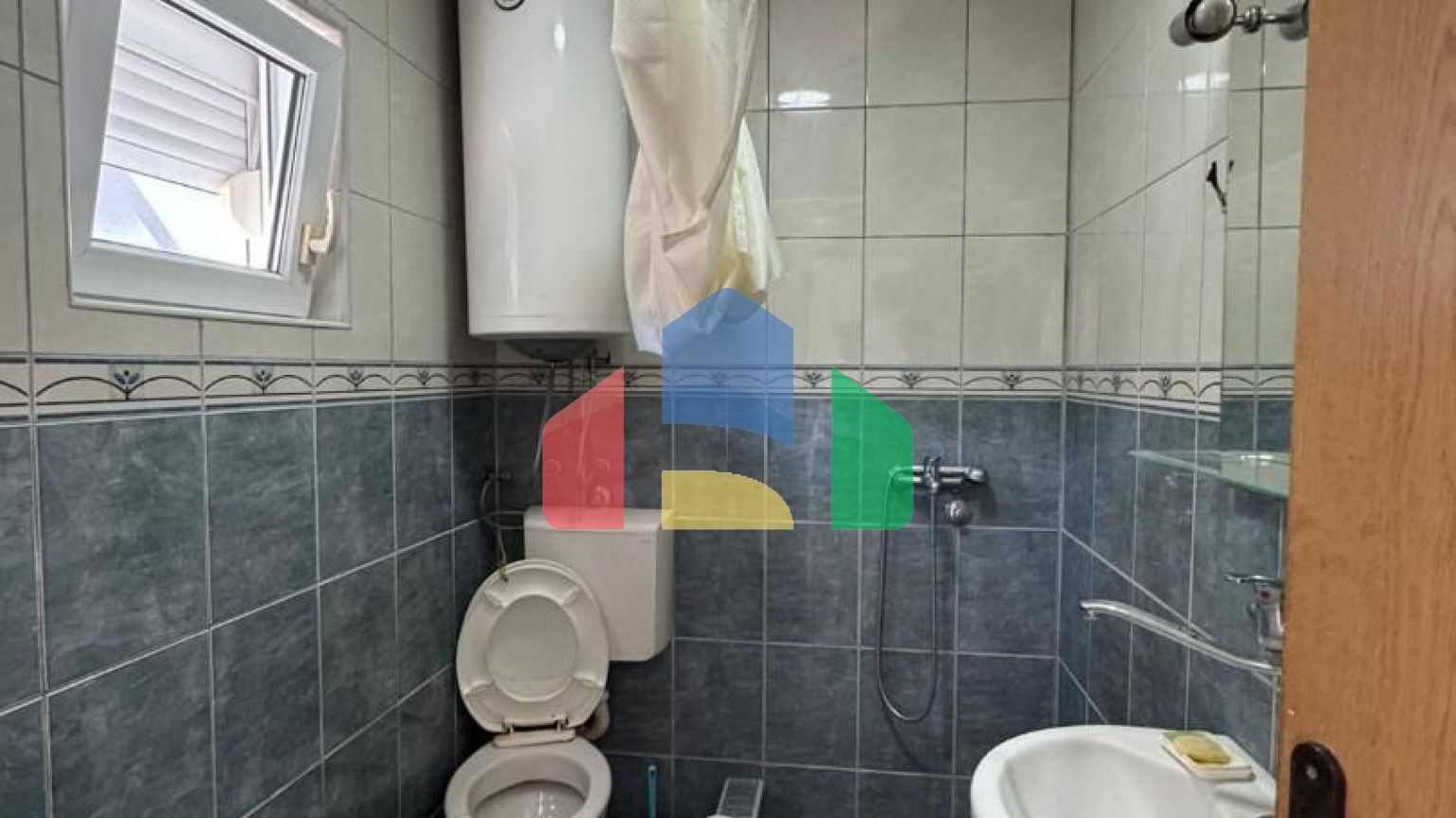 Недорогой двухэтажный дом с видом на море в Сутоморе