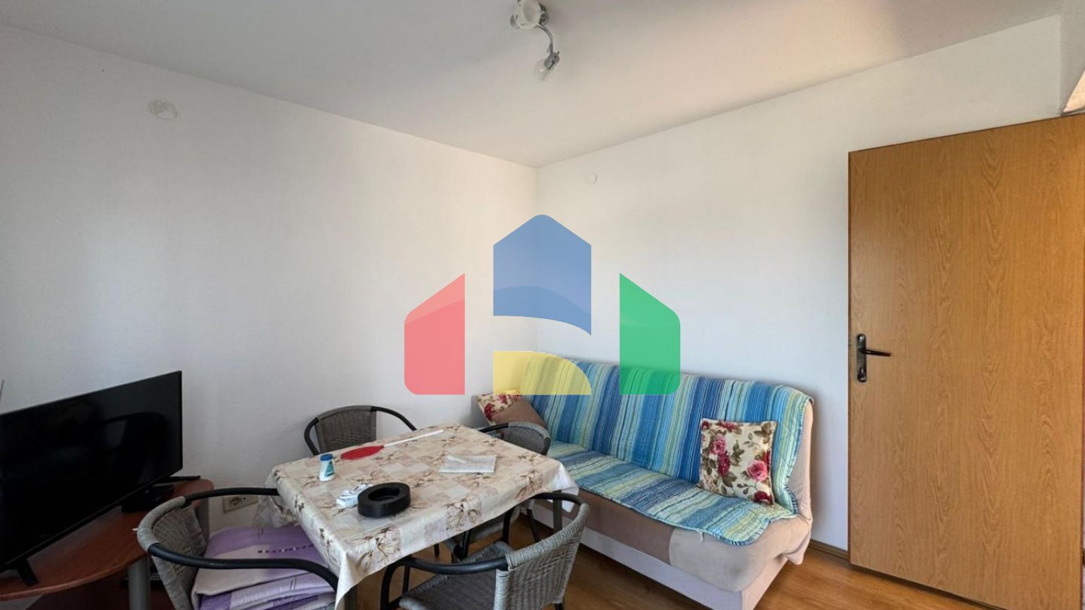 Недорогой двухэтажный дом с видом на море в Сутоморе