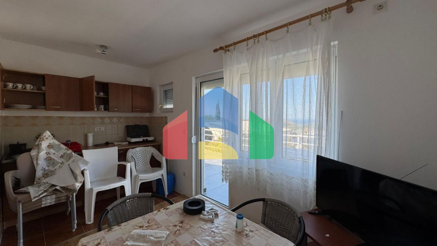 Недорогой двухэтажный дом с видом на море в Сутоморе