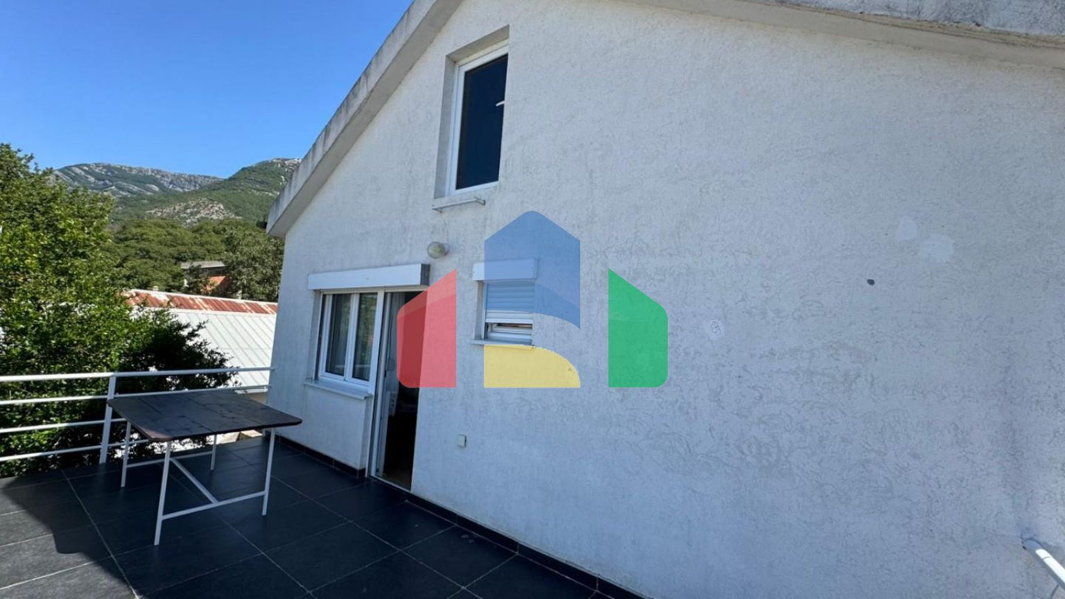 Недорогой двухэтажный дом с видом на море в Сутоморе