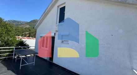 Недорогой двухэтажный дом с видом на море в Сутоморе