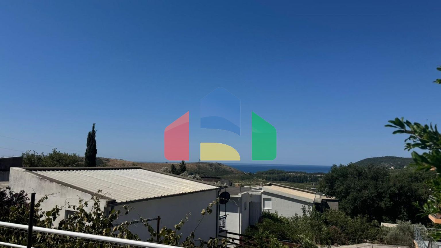 Недорогой двухэтажный дом с видом на море в Сутоморе