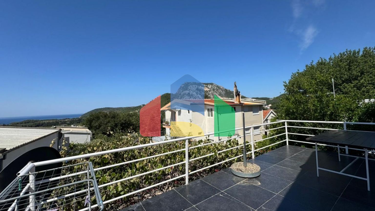 Недорогой двухэтажный дом с видом на море в Сутоморе