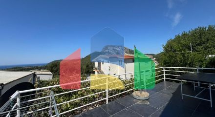 Недорогой двухэтажный дом с видом на море в Сутоморе