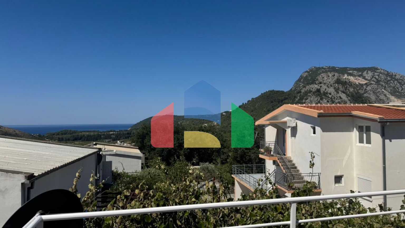 Недорогой двухэтажный дом с видом на море в Сутоморе