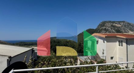 Недорогой двухэтажный дом с видом на море в Сутоморе