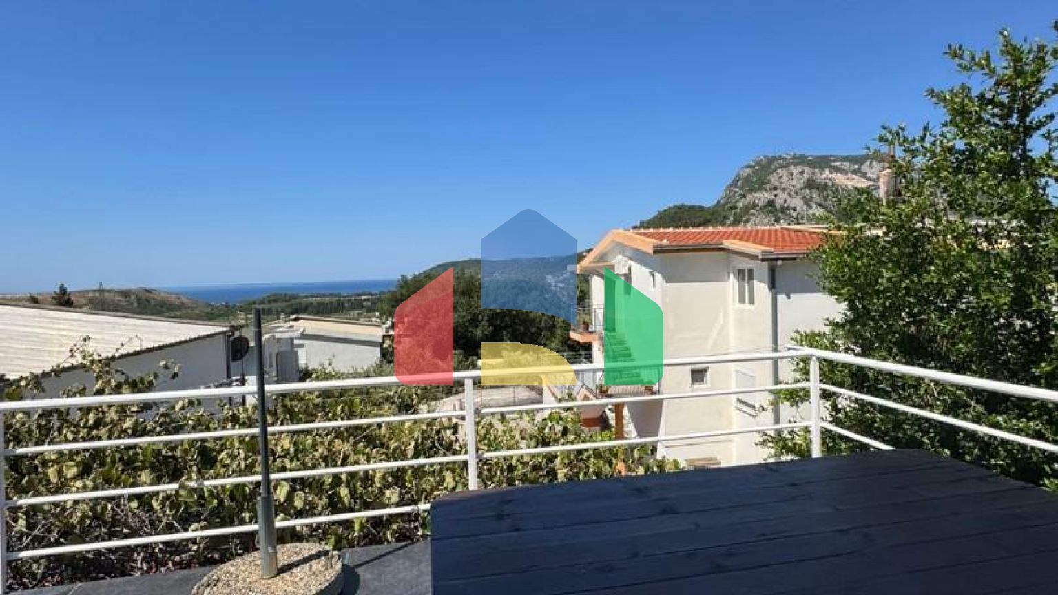 Недорогой двухэтажный дом с видом на море в Сутоморе