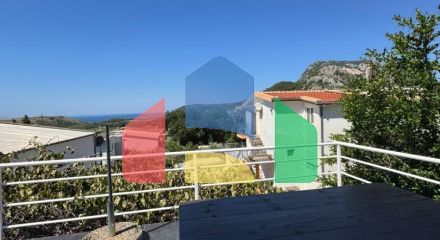 Недорогой двухэтажный дом с видом на море в Сутоморе