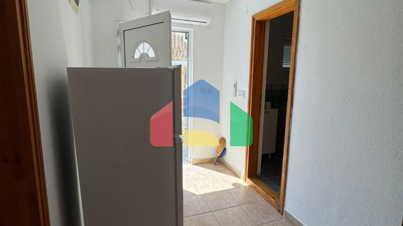 Недорогой двухэтажный дом с видом на море в Сутоморе